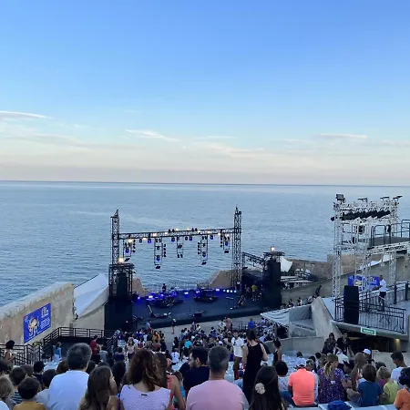 Avec Terrasse, Parking, Climatisation A Sete, Proche - Fr-1-338-63 * Sète