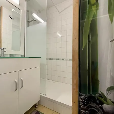 Avec Terrasse, Parking, Climatisation A Sete, Proche - Fr-1-338-63 * Sète